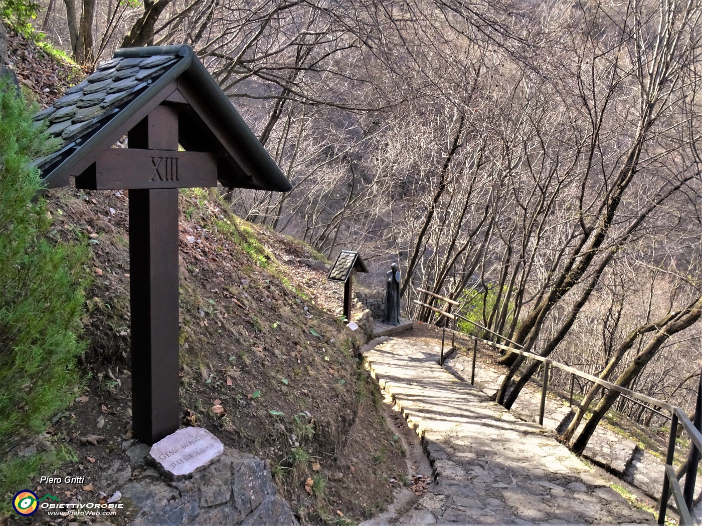 40 'Via Crucis' ...la morte in croce.JPG